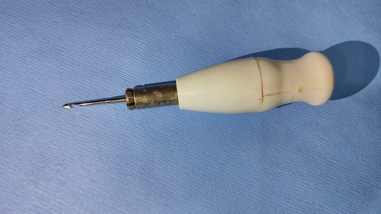 Figure 1. Special instrument (Drawsh) with a hooked tip for micro-avulsion. 